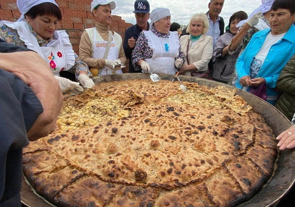 Хозяюшкам понадобилось 15 кг муки, 40 кг картофеля и 20 кг мяса.. Фото:Ильнур Игдиев/vk.com