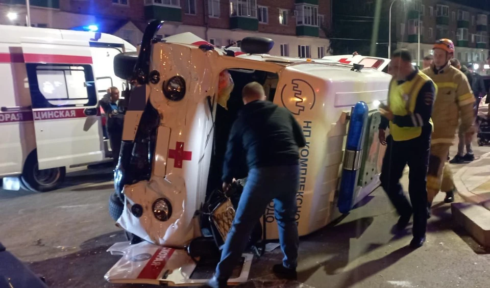 В Кумертау после аварии перевернулась машина скорой помощи