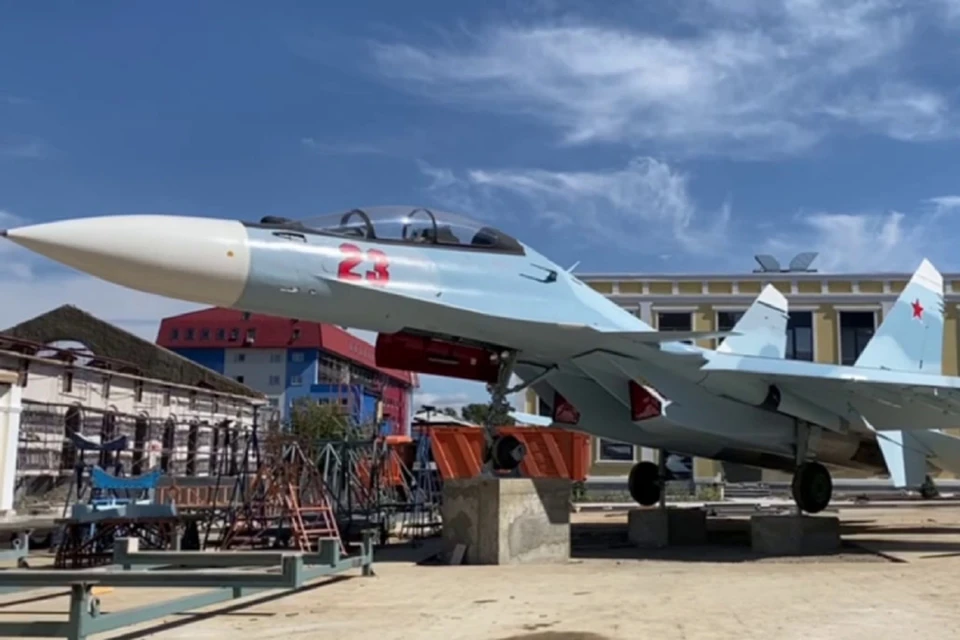 Самолет СУ-30 установили на территории Иркутского суворовского училища