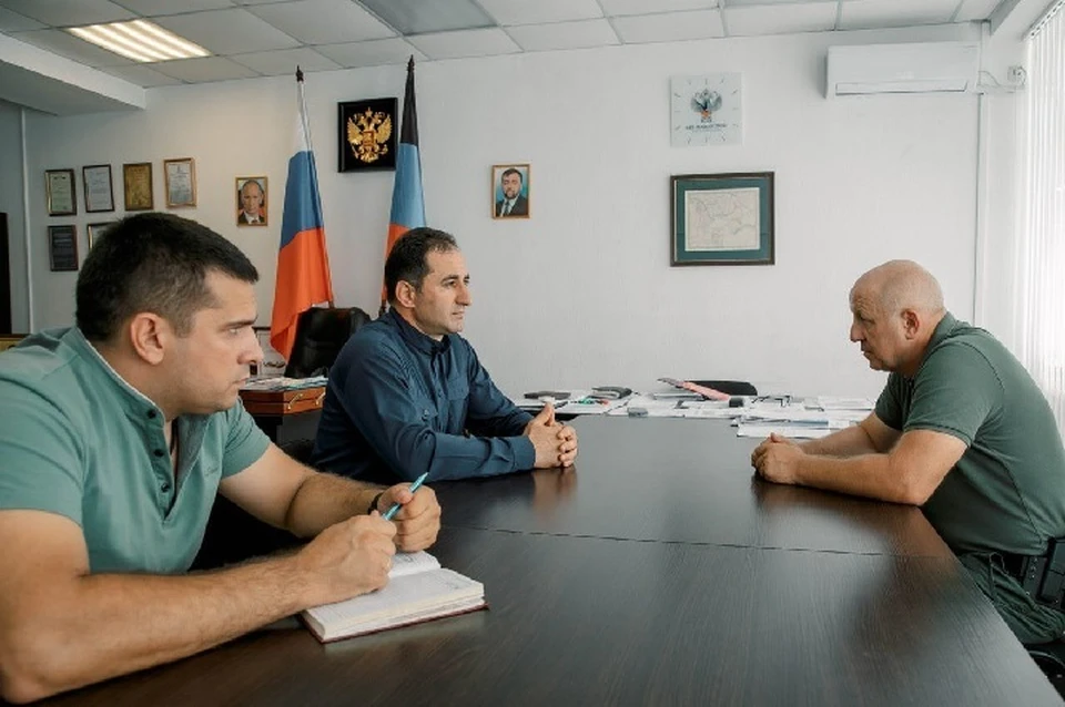 Глава администрации Мариуполя Олег Моргун провел встречу с помощником полномочного представителя Республики Ингушетия в ДНР и ЛНР Илезом Тумгоевым. Фото: ТГ/Моргун