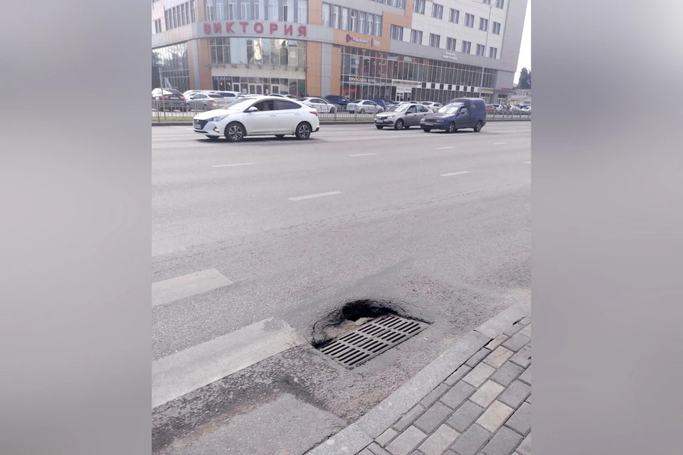 В Липецке провалился асфальт возле дождеприемника на проспекте Победы