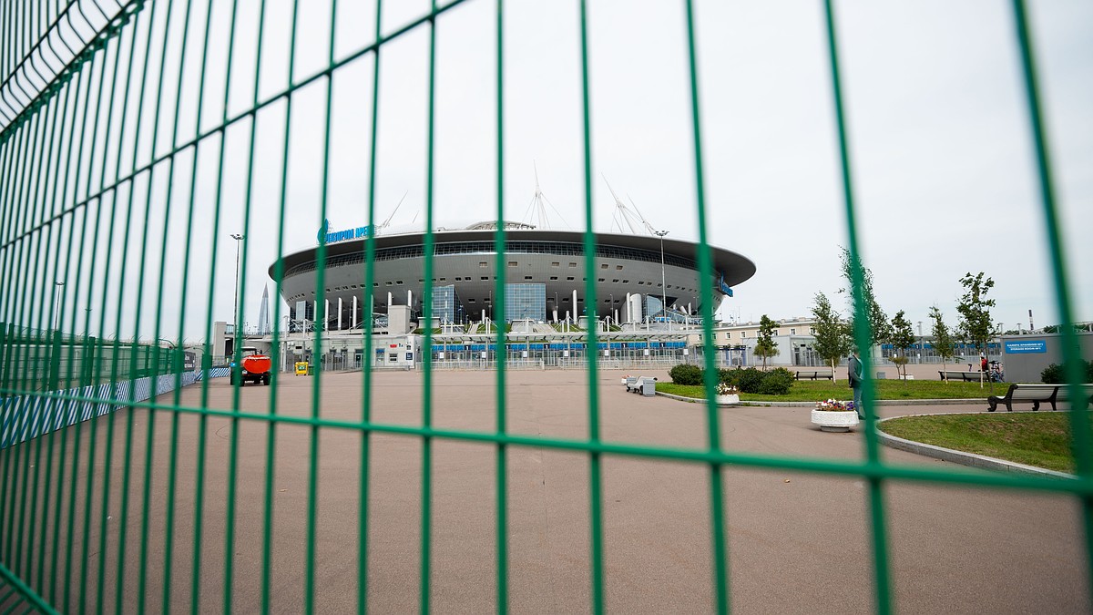 Свободу стадиону! «Газпром Арену» начали освобождать от километровых заборов  - KP.RU