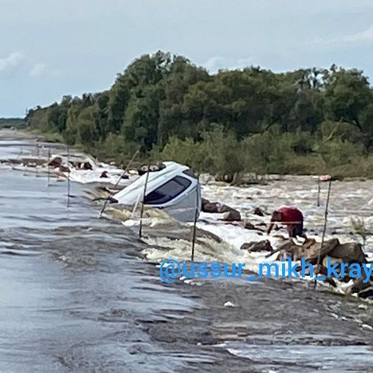 В Приморье машину смыло сильнейшим потоком воды - KP.RU