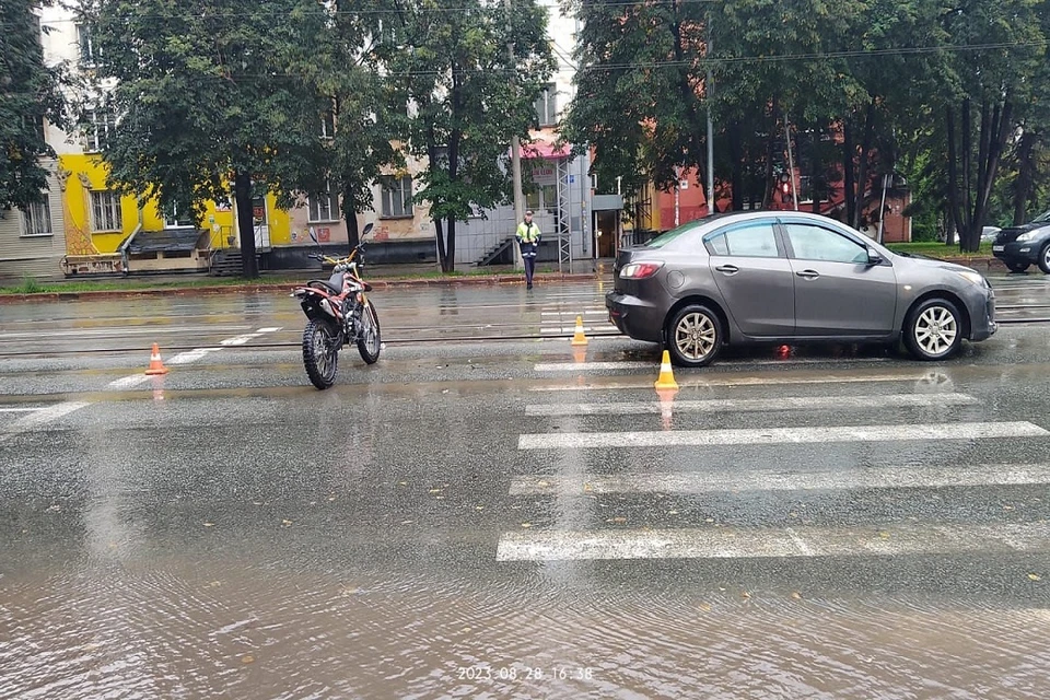 В Новосибирске подросток на питбайке на скорости столкнулся с «Маздой». Фото: ГИБДД по Новосибирску.