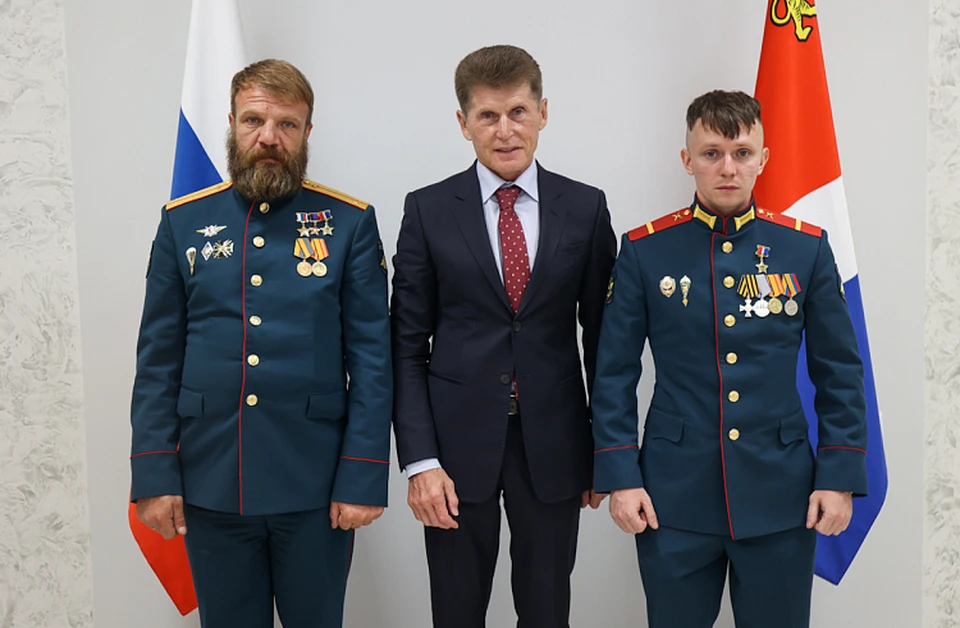 Губернатор лично наградил бойцов. Фото: Диана Пермитина/Правительство Приморского края.