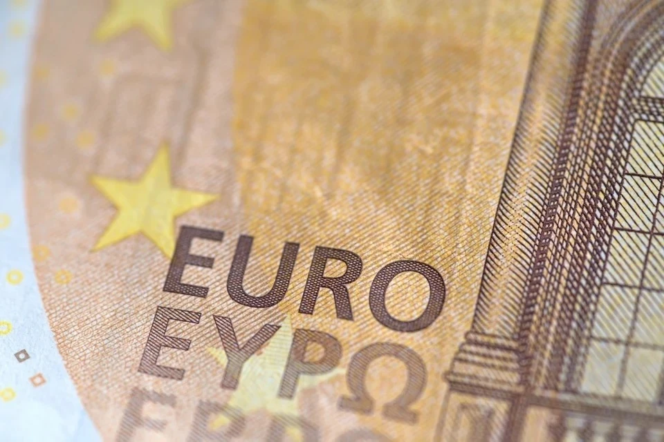 Курс евро поднялся выше 104 рублей