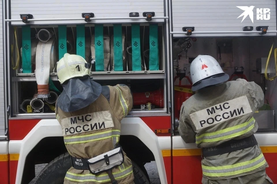 Ангар горит на Комсомольской площади
