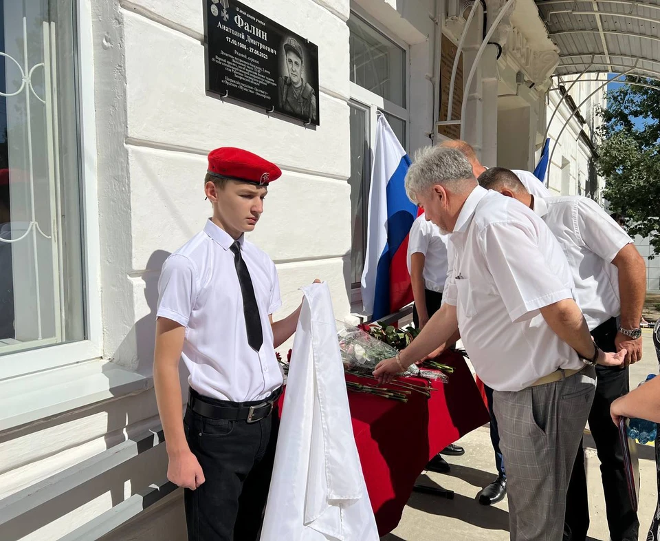 В школе №4 увековечили память десантно-штурмового батальона Анатолия Фалина. Фото: телеграм-канал главы администрации Джанкоя Игоря Ивина