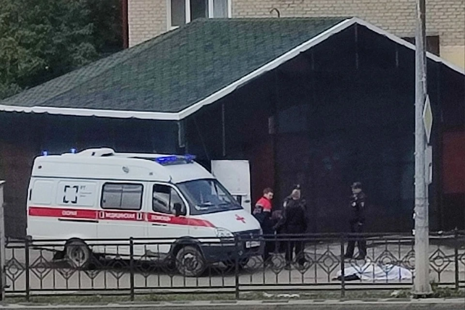 Тело обнаружили возле дома на проспекте Ильича Фото: группа во «ВКонтакте» «Инцидент Первоуральск»