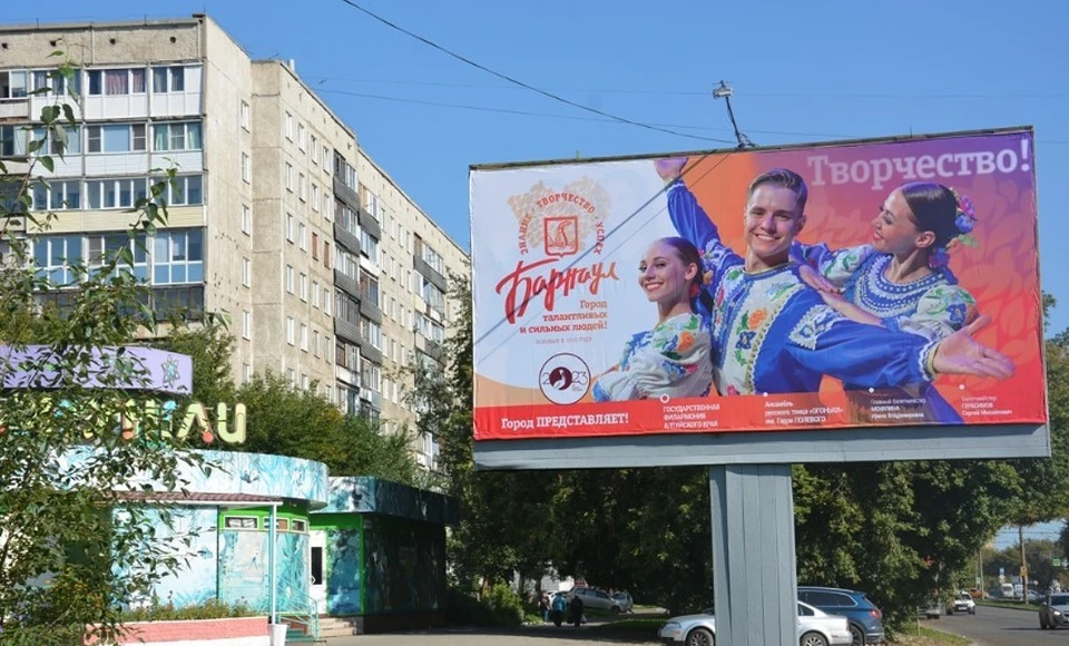 Улицы и проспекты традиционно украшены флаговыми композициями, а главные магистрали – билбордами с поздравлениями