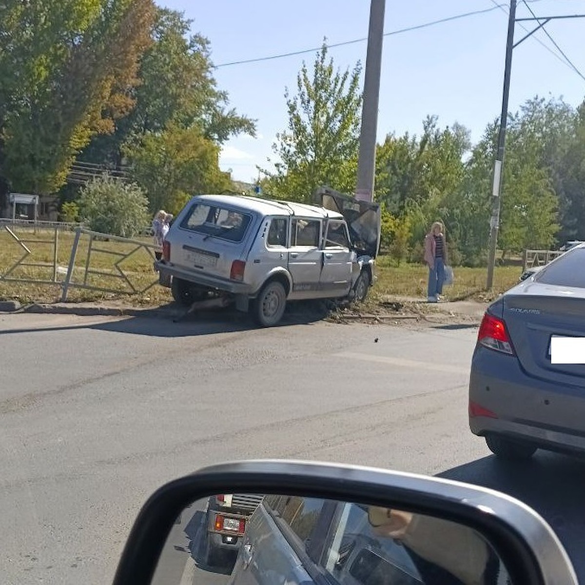 В Самаре «Нива» столкнулась с иномаркой и влетела в бетонный столб - KP.RU