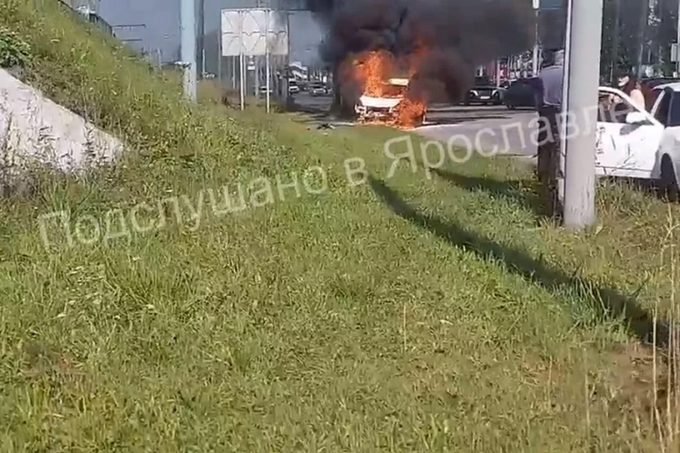 В Ярославле на проспекте Октября загорелась машина. Скриншот с видео, группа "Подслушано в Ярославле" ВКонтакте