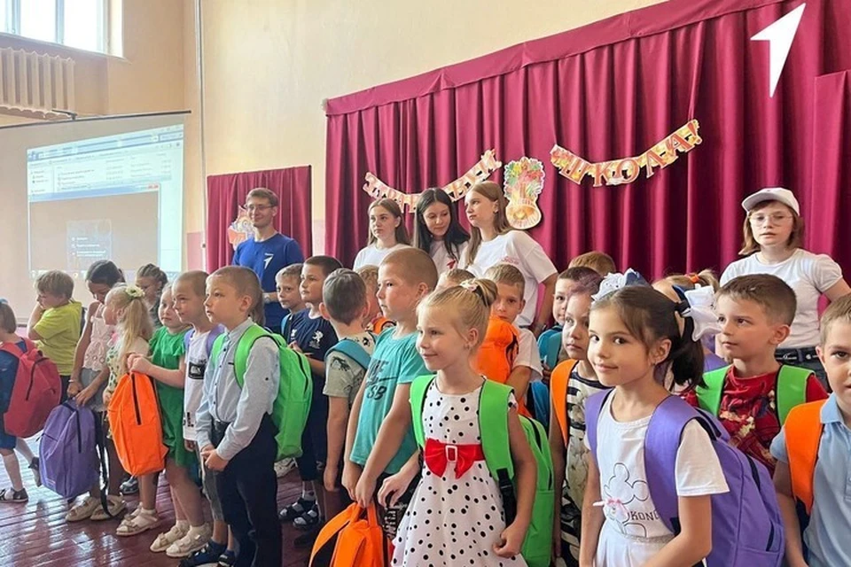 Первоклассникам к новому учебному году раздали рюкзаки с канцелярскими принадлежностями