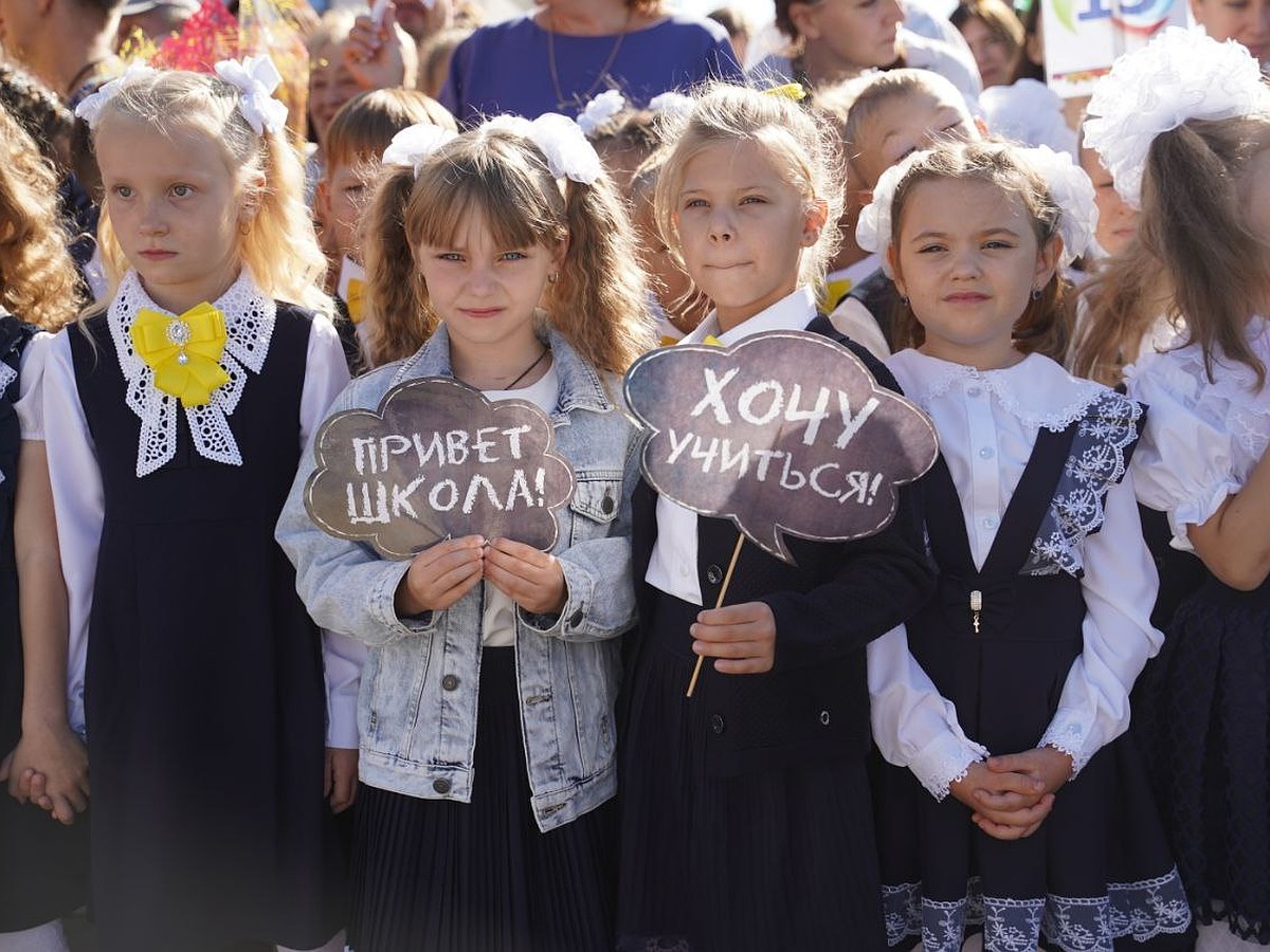 В школу на лодке и 31 первый класс: как встречают 1 Сентября в разных  регионах России - KP.RU