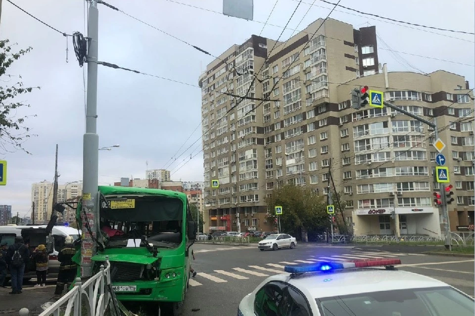 В Екатеринбурге 11 человек пострадали в ДТП со врезавшимся в столб автобусом Фото: ГИБДД Свердловской области