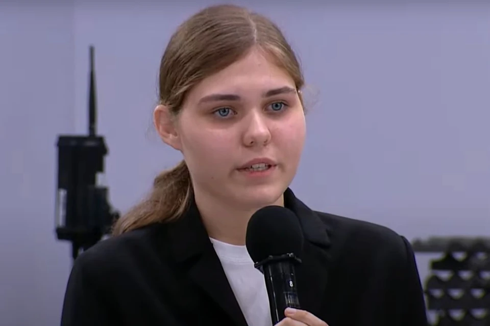 Девушка учится в 10 классе. Фото: скриншот с видео на канале «Комсомольская Правда» в YouTube