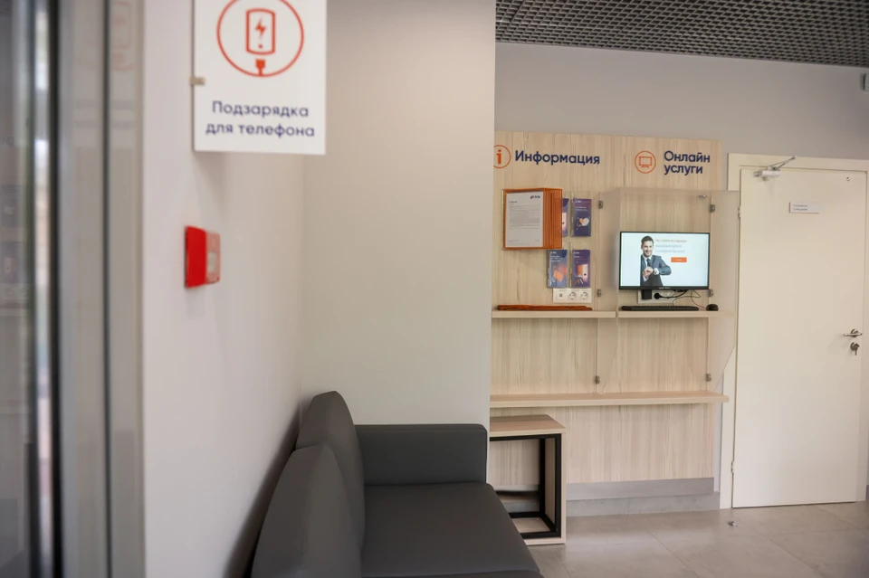 В Мариуполе при поддержке Петербурга открылись три новых МФЦ - всего 36 окон.