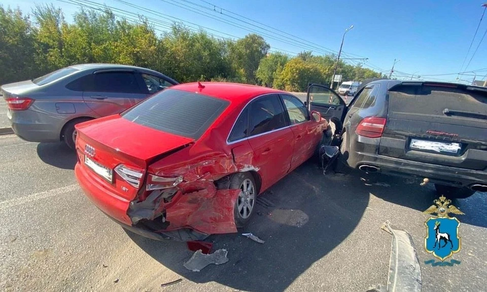 Водитель Porsche не выбрал безопасную дистанцию и врезался в ехавший впереди автомобиль