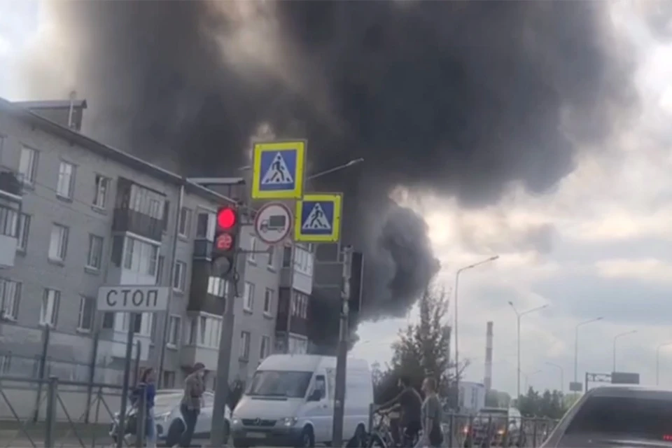 Мощный пожар в ангаре с цистернами произошёл на Пискаревском проспекте Петербурга. Фото: скришот видео