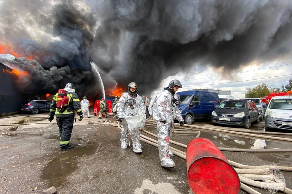Прокуратура проверит пожар у нефтебазы на Пискаревском проспекте Петербурга. Фото: МЧС Петербурга