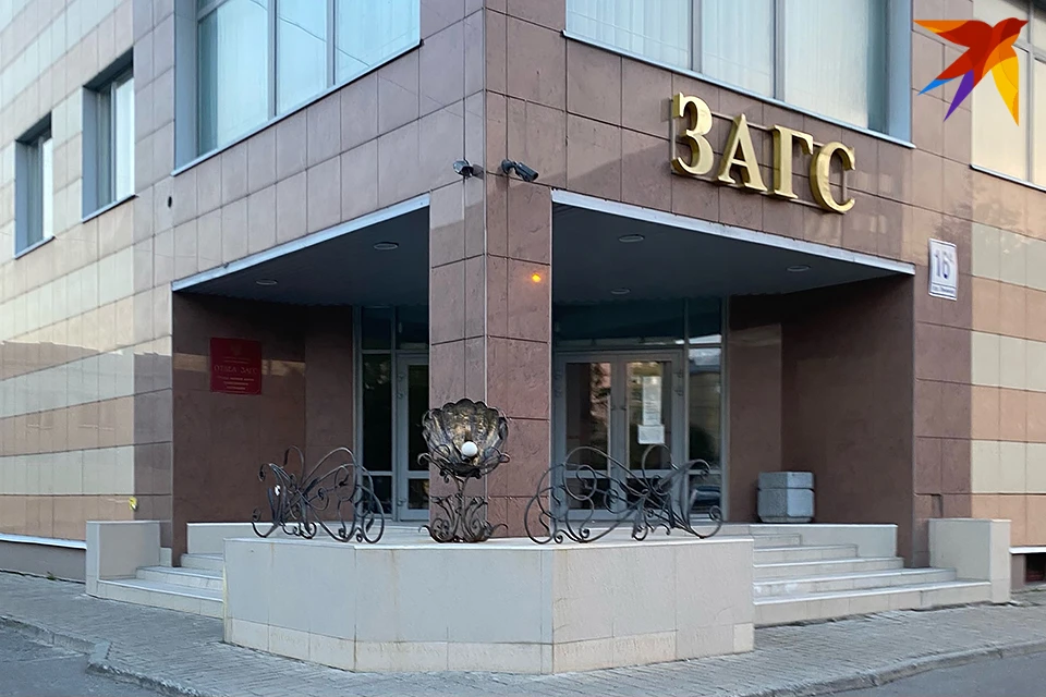 Подать заявление на получение выплаты можно через МФЦ или Госуслуги.