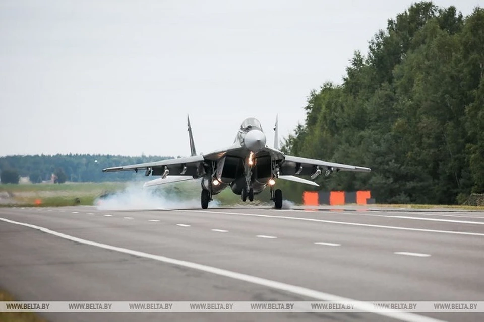 На трассу М1 посадят военные самолеты в ходе военных учений. Фото: архив БелТА.