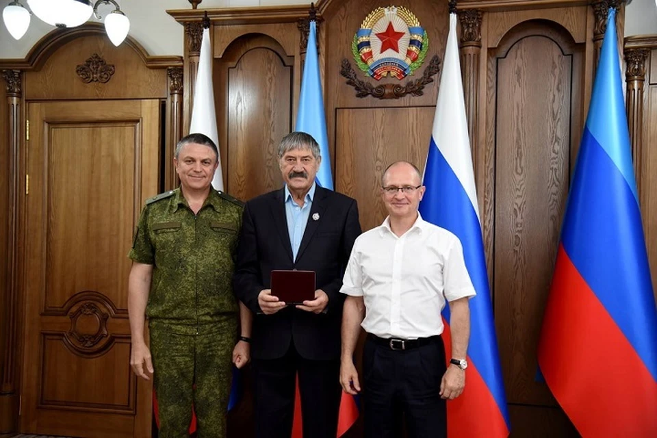 Кириенко и Пасечник поздравили актера ЛНР с присвоением почетного звания. Фото - Леонид Пасечник