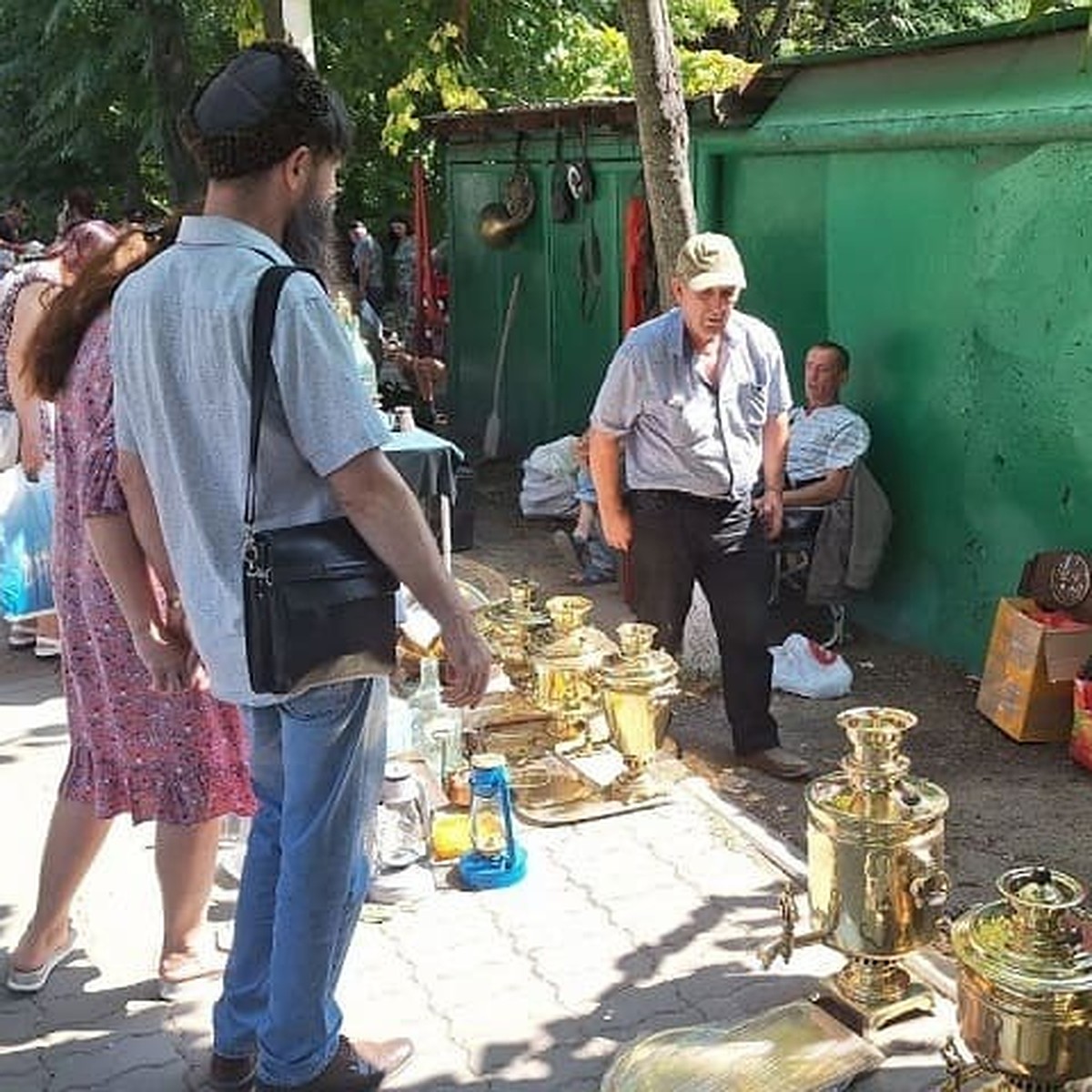 Главное не выдавать свою заинтересованность»: Как торговаться на блошином  рынке Ростова, рассказал покупатель с десятилетним стажем - KP.RU