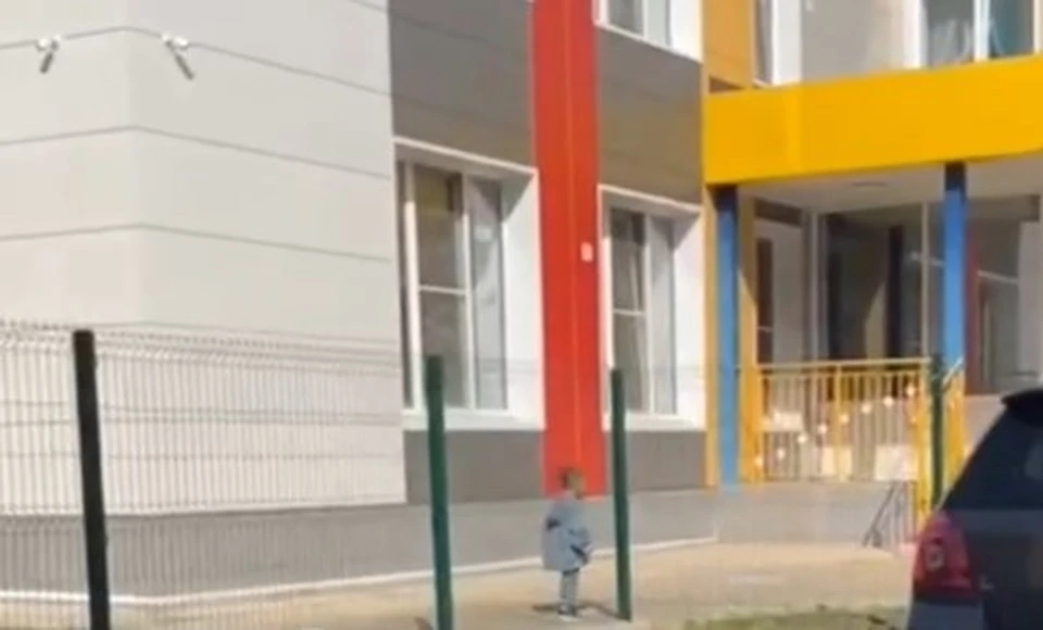 Одна из родительниц заметила ребенка, гуляющего в одиночестве на территории детского сада