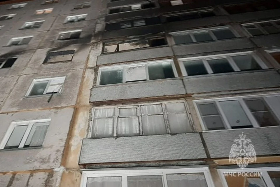 Загорелась квартира на пятом этаже – там проживала пожилая женщина. Фото: ГУ МЧС России по НСО