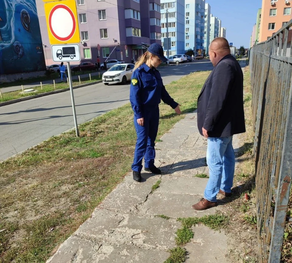 Прокуратура проверяет безопасность тротуара на одной из улиц в северной части города Ульяновска. Фото прокуратура Ульяновской области