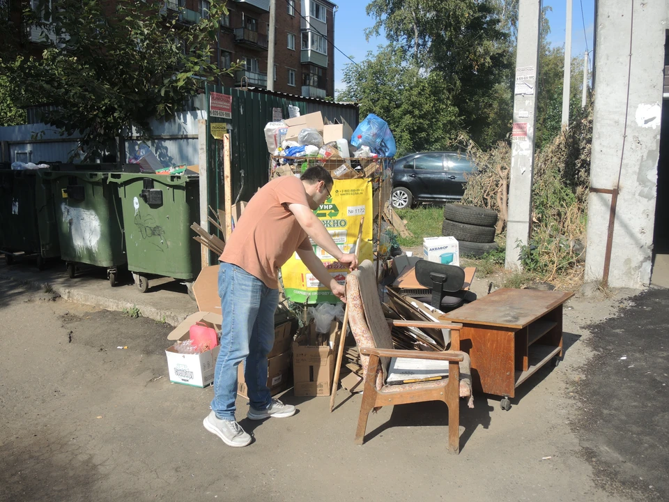 Крупногабаритный мусор не вывозится неделями.