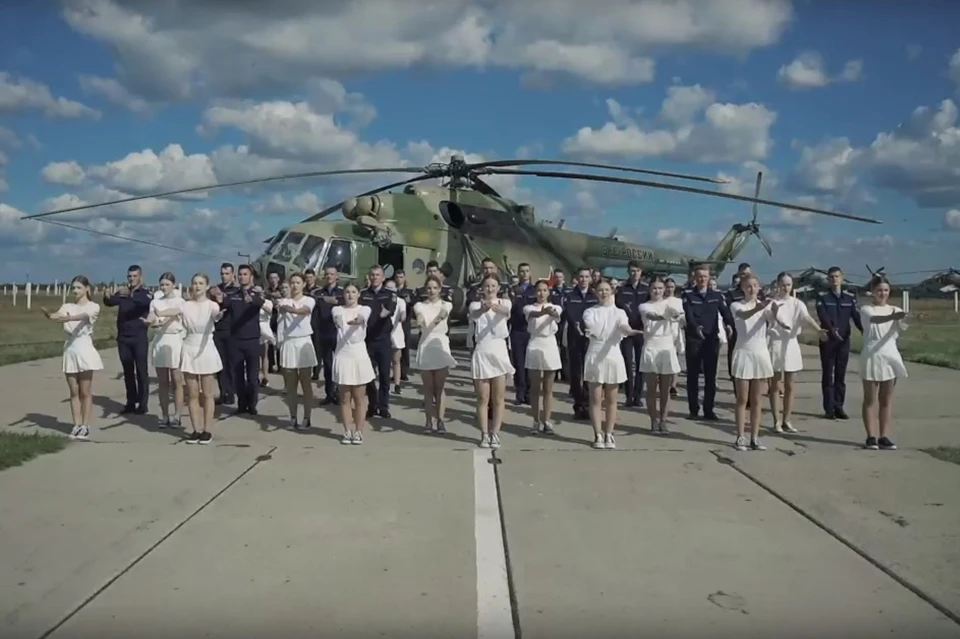 Сызранские курсанты и танцовщицы записали трогательный клип. Фото: скрин видео