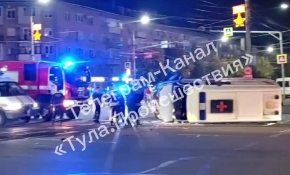 Машина скорой помощи перевернулась на улице Фрунзе в Туле после столкновения с автомобилем