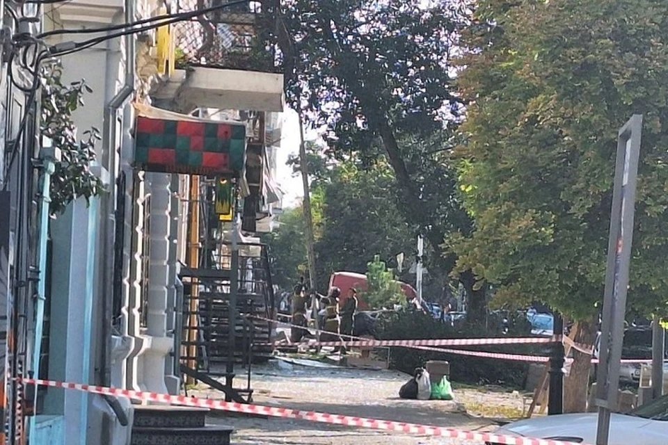 Ущерб фиксируют в районе трех домов в центре Ростова-на-Дону