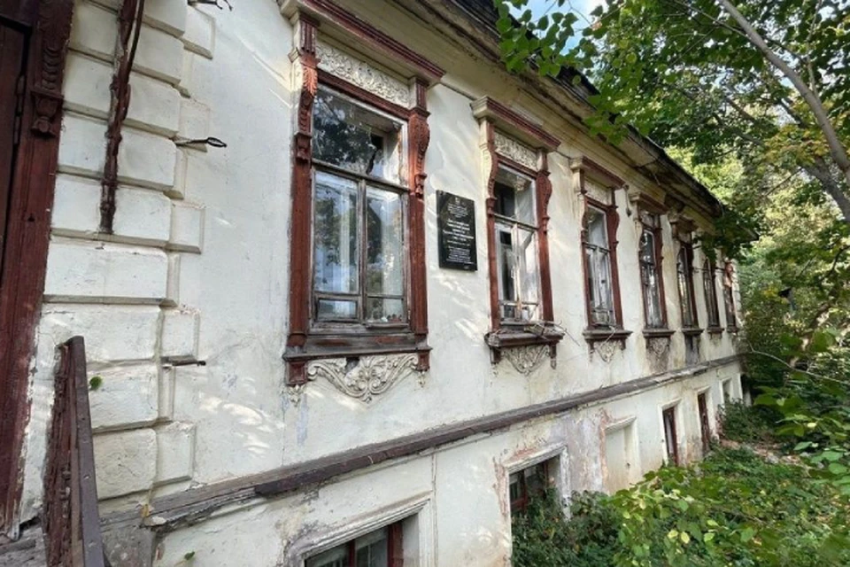 Старинный дом признали аварийным в 2016 году, но в нем продолжают жить кировчане. Фото: киров.рф