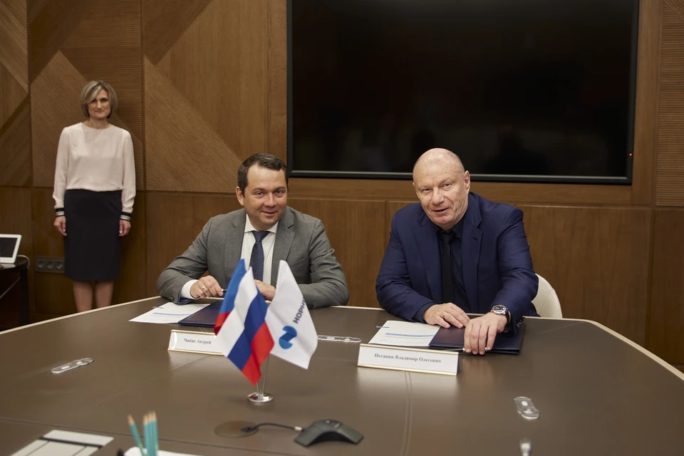 Андрей Чибис и Владимир Потанин подписали новое соглашение о поддержке социальных проектов Фото: Александр Антонов
