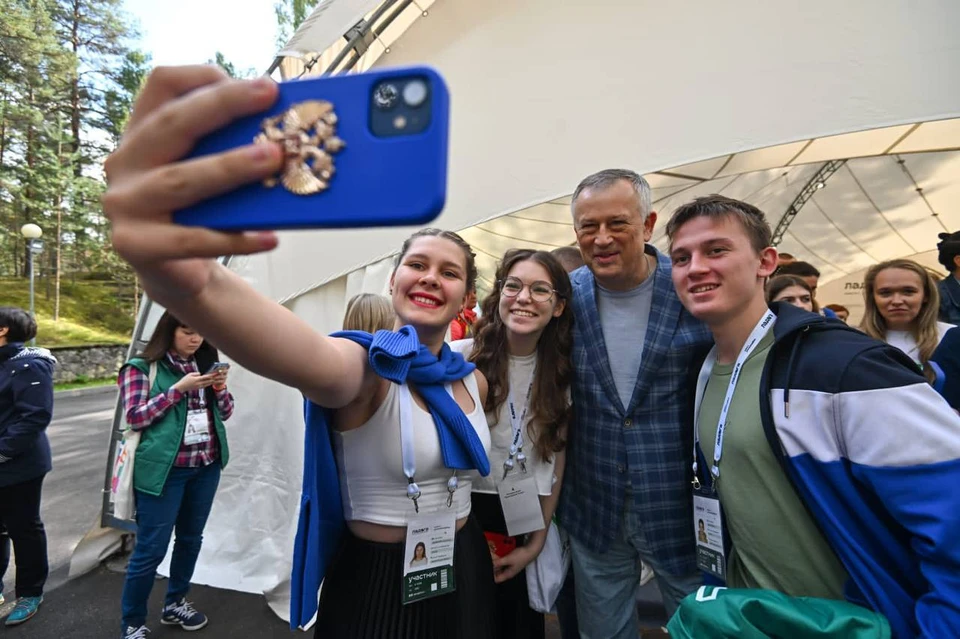 Участники форума «Ладога» фотографируются с губернатором Ленинградской области. Фото: Telegram-канал Александра Дрозденко
