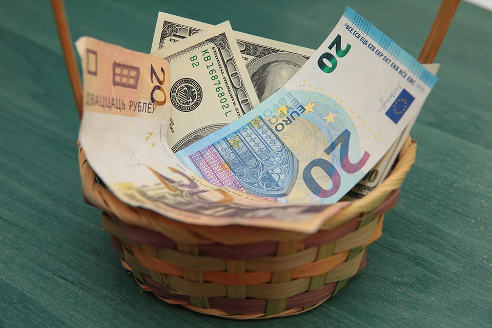 Нацбанк Беларуси поднял курс доллара и евро на 8 сентября 2023 перед выходными.