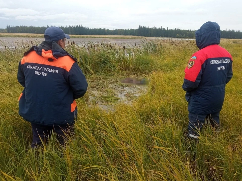 Тело мужчины обнаружили на берегу озера. Фото: Служба спасения Якутии