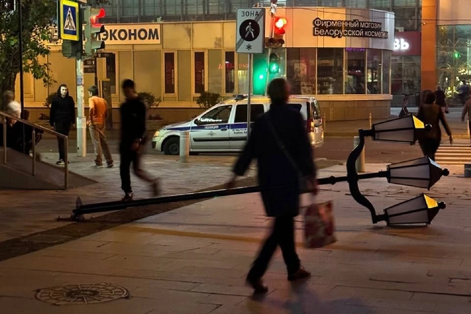 Трое подростков причастны к падению фонаря на улице Урицкого в Иркутске