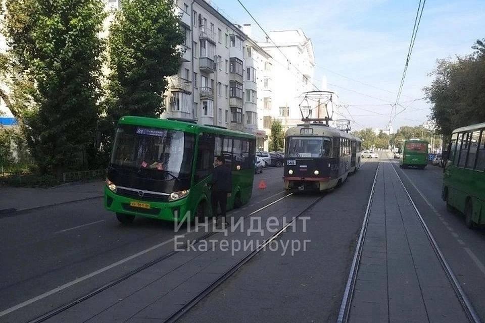 Колесо отпало у автобуса №81 Фото: группа во «ВКонтакте» «Инцидент Екатеринбург»