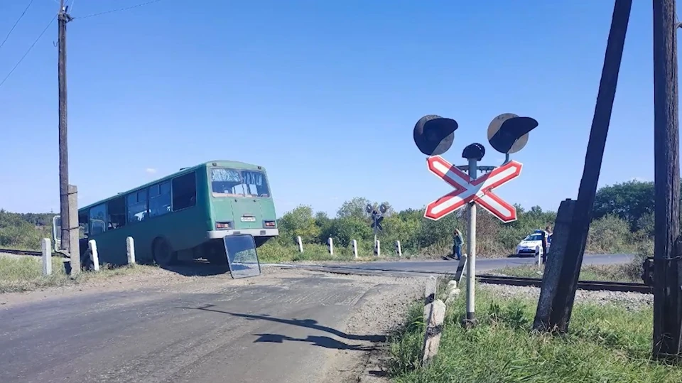 В ЛНР автобус столкнулся с поездом. Фото - скриншот с видео