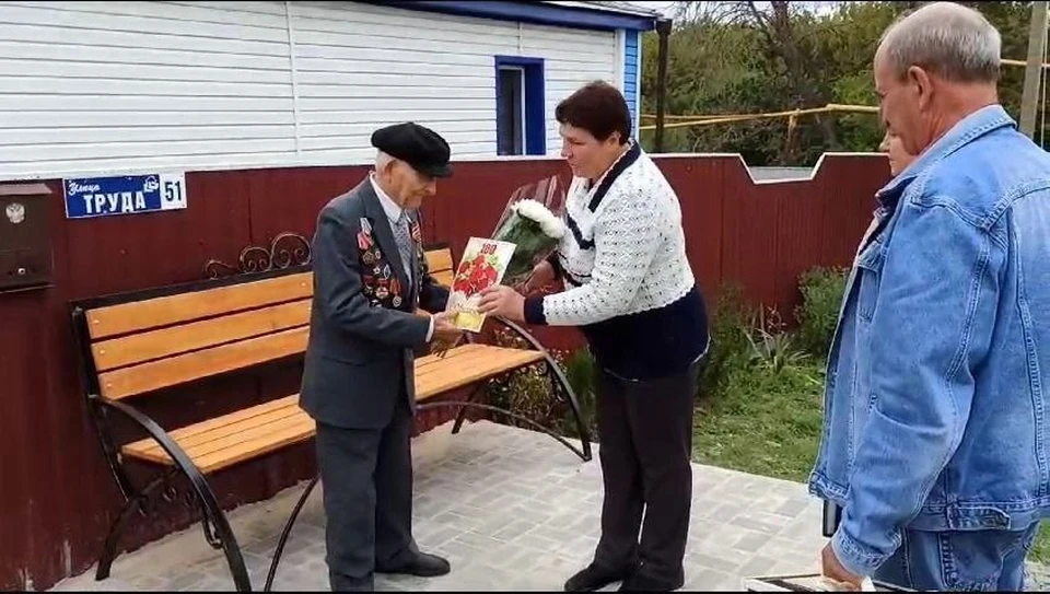 Ивану Михайловичу Гетманскому вручили цветы.