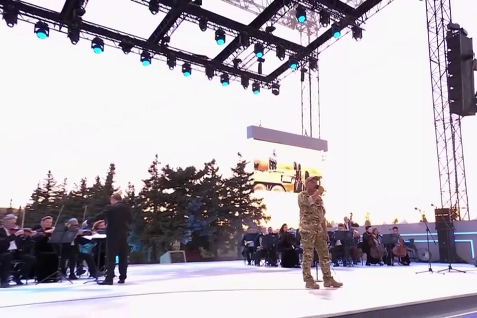 Танкист с позывным Титан 38 исполнил трогательную песню на Саур-Могиле. Фото: ТГ/Пушилин