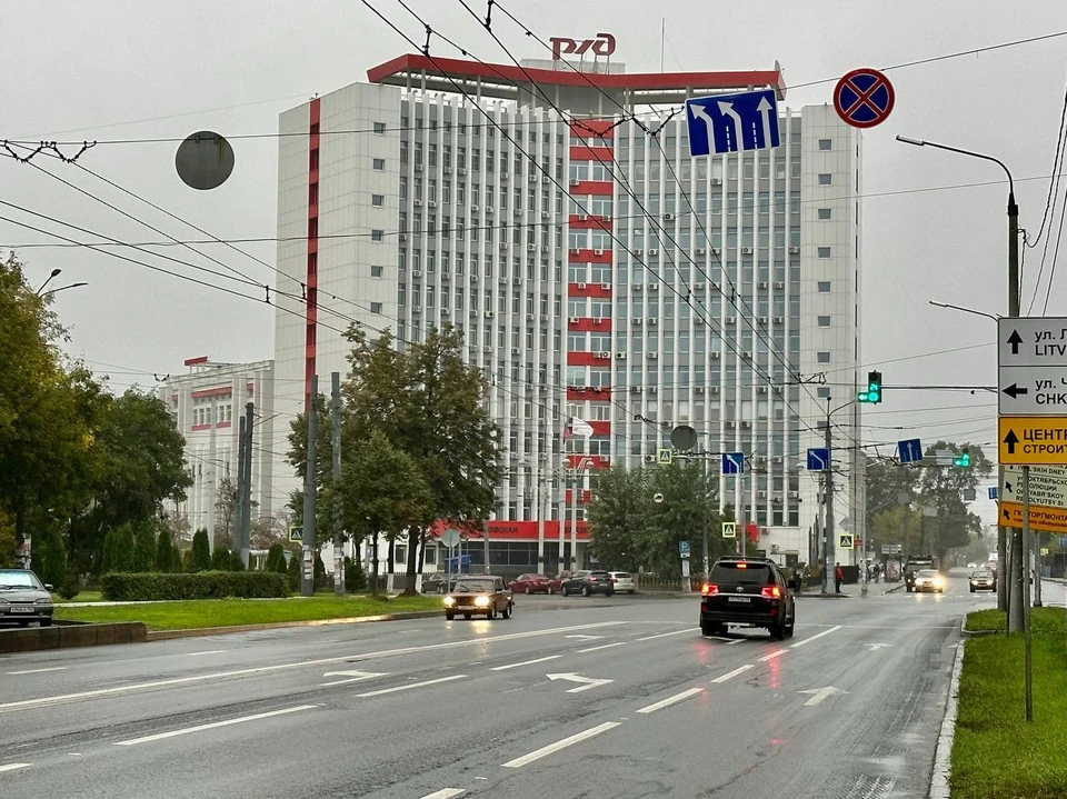 Рядом с перекрестком на пр.Ленина и ул.Октябрьской Революции расширили дорогу. Фото: телеграм-канал Юрия Шалабаев.