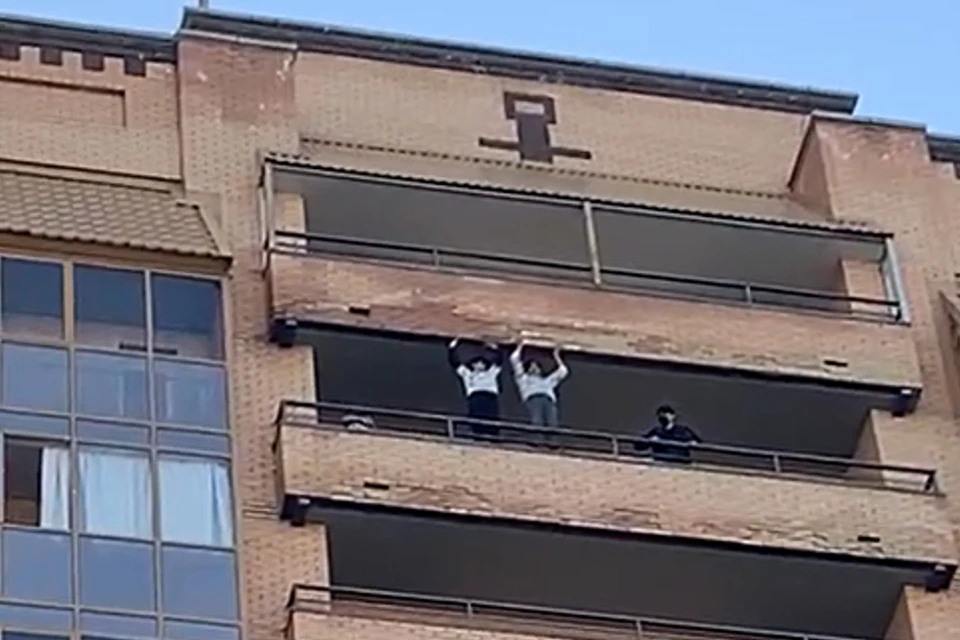 В Новосибирске трое подростков висели на перилах 18-этажного балкона. Фото: Предоставлено читателем КП-Новосибирск