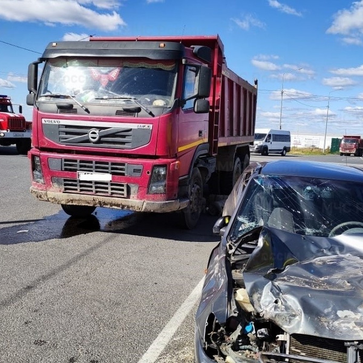 В Калужской области произошло ДТП между легковушкой и грузовиком - KP.RU