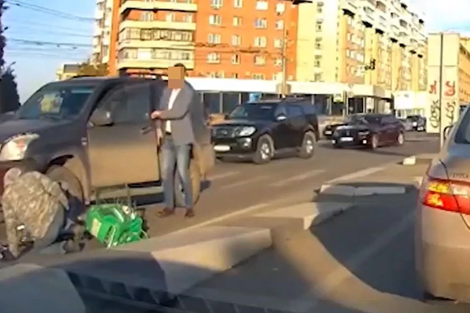 В Новосибирске курьер на электровелосипеде столкнулся с автомобилем. Фото: стоп-кадр из видео «АСТ-54»