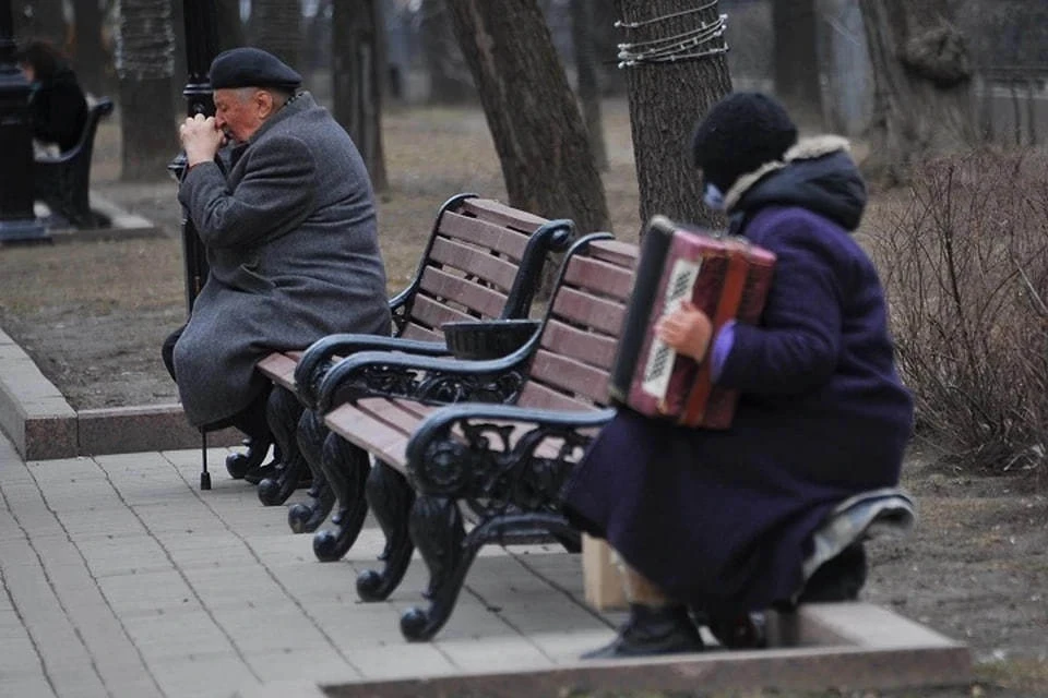 Тем, кто хочет также подарить немного тепла пожилым людям в домах престарелых, Юлия Мансурова посоветовала написать для них письмо или открытку